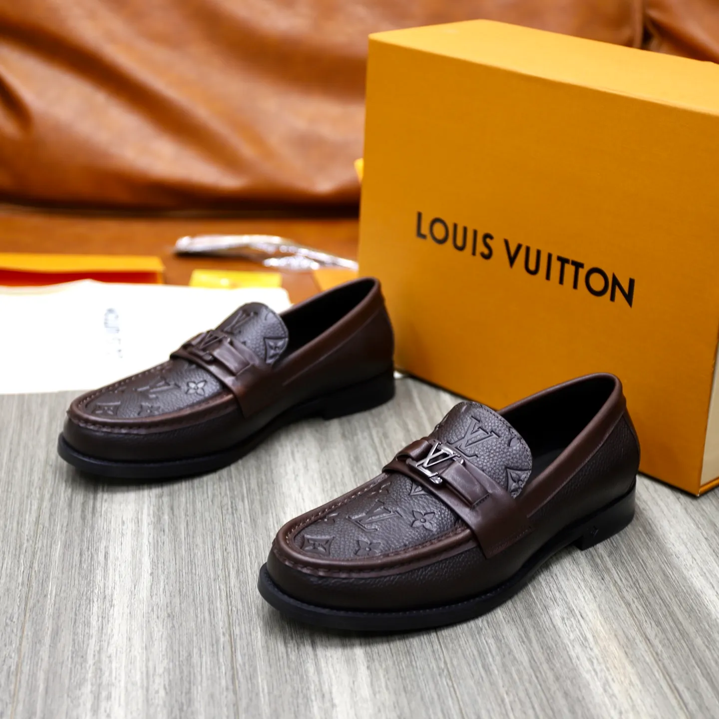 Men's Men's Shoes💰💰920LV Louis Vuitton Slip-on Loafers, top quality products from Guangzhou, ready for sale! This LV Glove loafer is made of selected soft cowhide, with a slightly wrinkled leather surface and a very high-end texture. Each pair is unique. The leather surface is light and soft, with a fine texture and good luster. It is a classic loafer style, with exquisite handmade mark stitching on the toe, and a square toe configuration to highlight the classic style. The horizontal band has hot-printed LV three-dimensional letters, semi-solid handcrafts and a genuine leather outsole, and a rubber patch on the heel to create wear-resistant performance and comfort. One of the must-have loafers for men! Comes with full original packaging! Code number: 38-39-40-41-42-43-44 (38, 45, 46 customized) standard leather shoe code